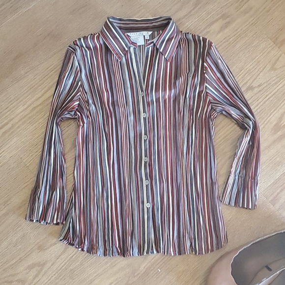 Beautiful striped button down - Picture 1 of 6